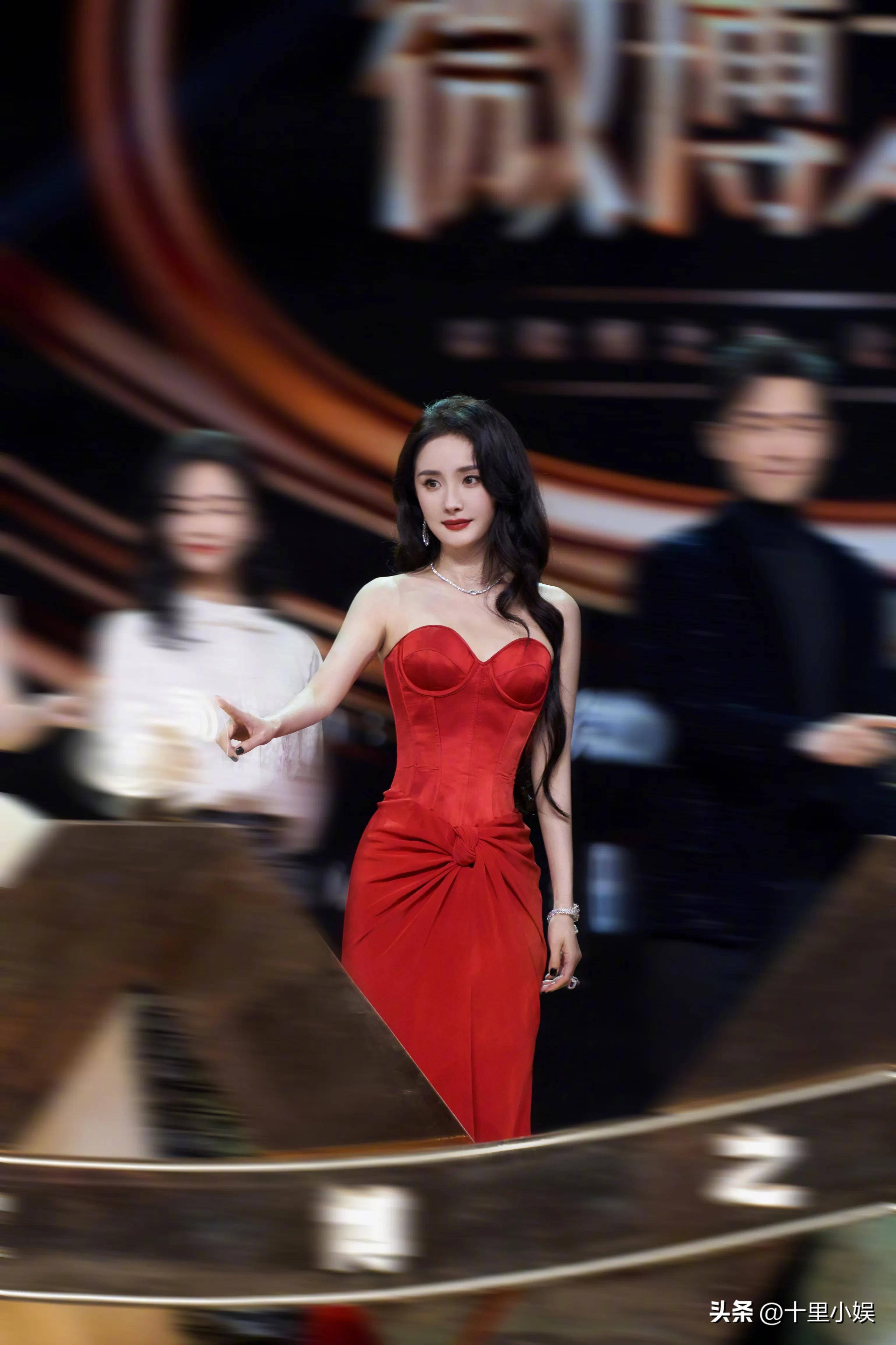 杨幂"性感红裙"被疯传,昏暗灯光下上演极致诱惑