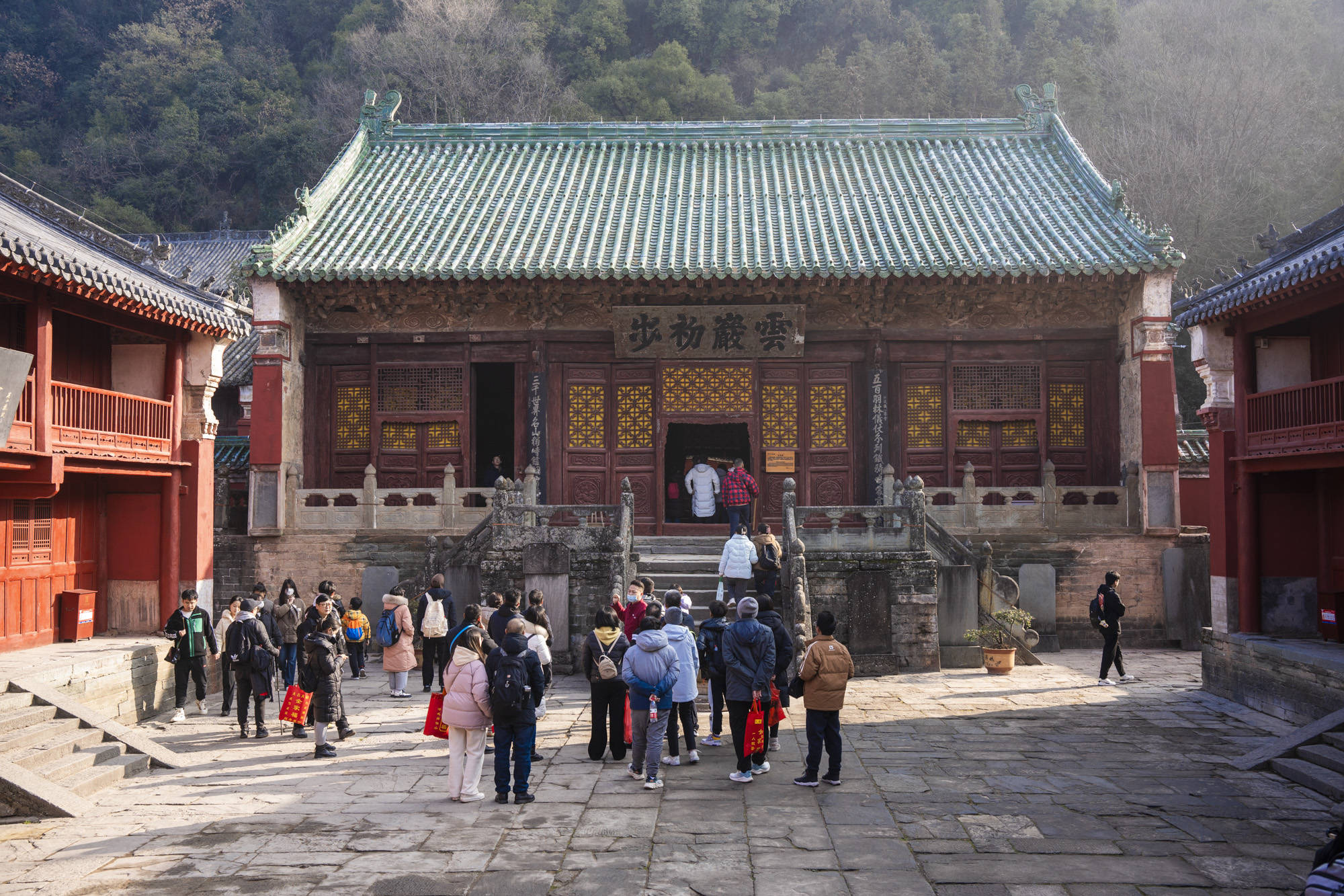 三,賞雲海:為親友祈平安和順之福核心景點:紫霄宮祈福路線:玉虛宮