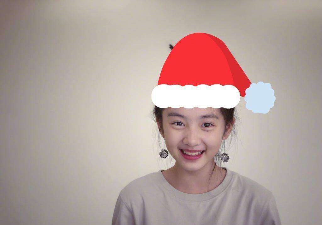 黄磊女儿染发化妆被吐槽,再看如今多多的现状,网友:谁不想要?