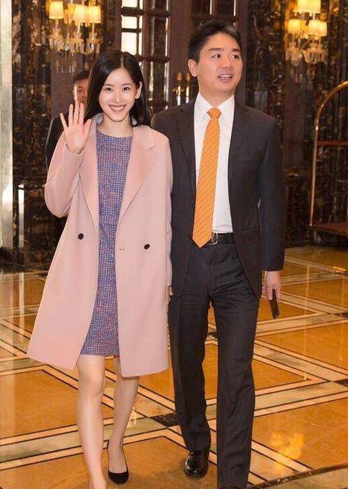 豪门生活不易,27岁仍被宠成公主的章泽天,深夜暴露了真实的地位