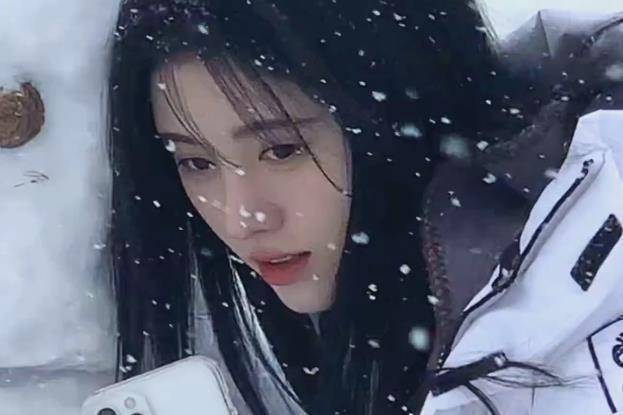 鞠婧祎下雪天录mv,穿羽绒服自拍,近景才是现实版"睫毛精"_时候_演艺圈