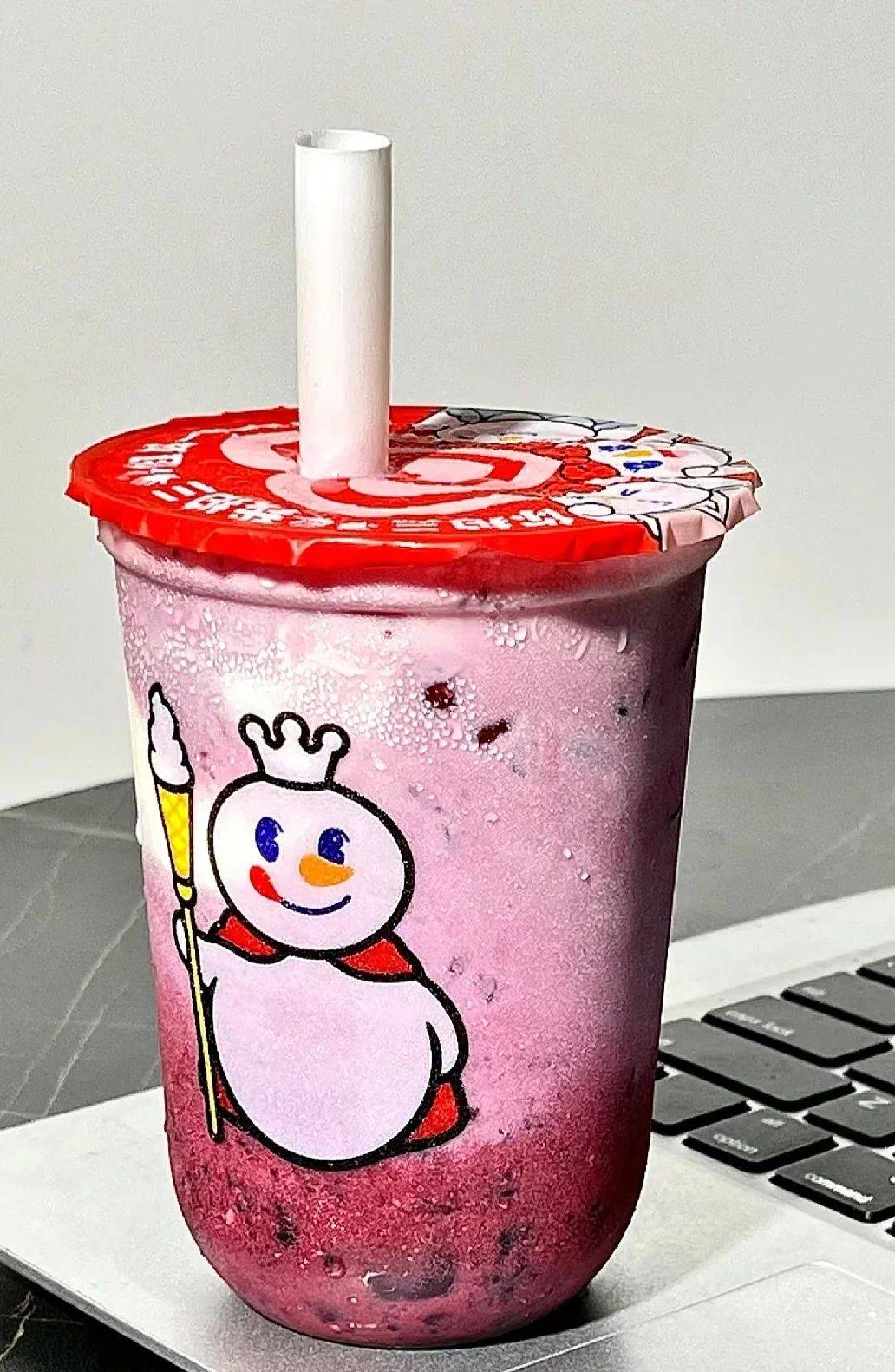 张红甫蜜雪冰城的桑葚摇摇奶昔:口感绝佳,性价比高!_饮品_美味_味觉