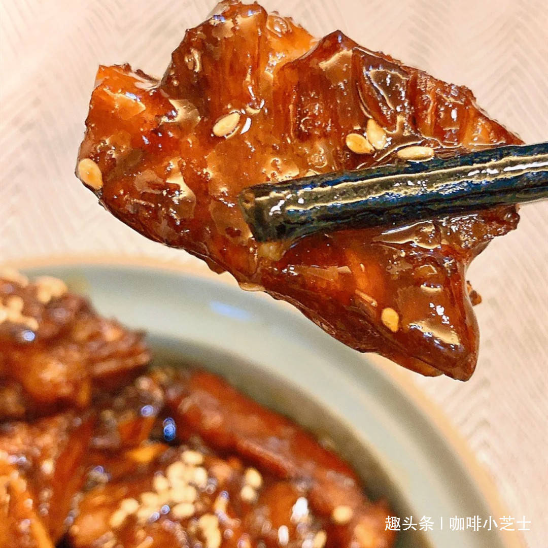 姐妹们,你们遇到那个能让你忍不住舔盘子的男人了吗?我遇到了!