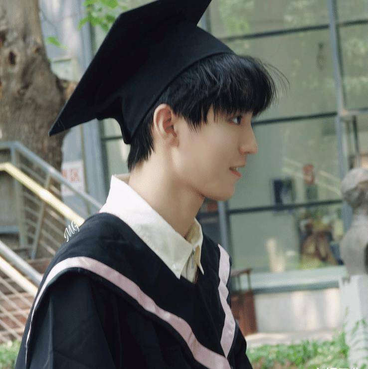 王俊凯毕业毕业照图片