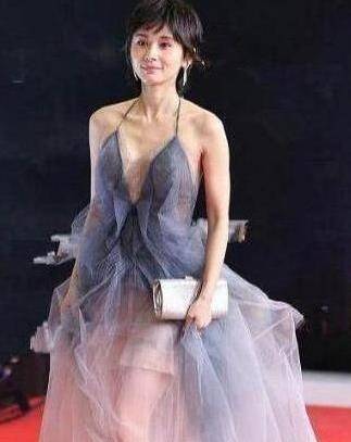 王子文在红毯现场,将限量款穿成买家秀,现在她却美到认不出_风格_裙子