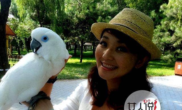 "学历最低"的央视主持,嫁了个好丈夫,结婚20年只生孩子不做饭_方琼