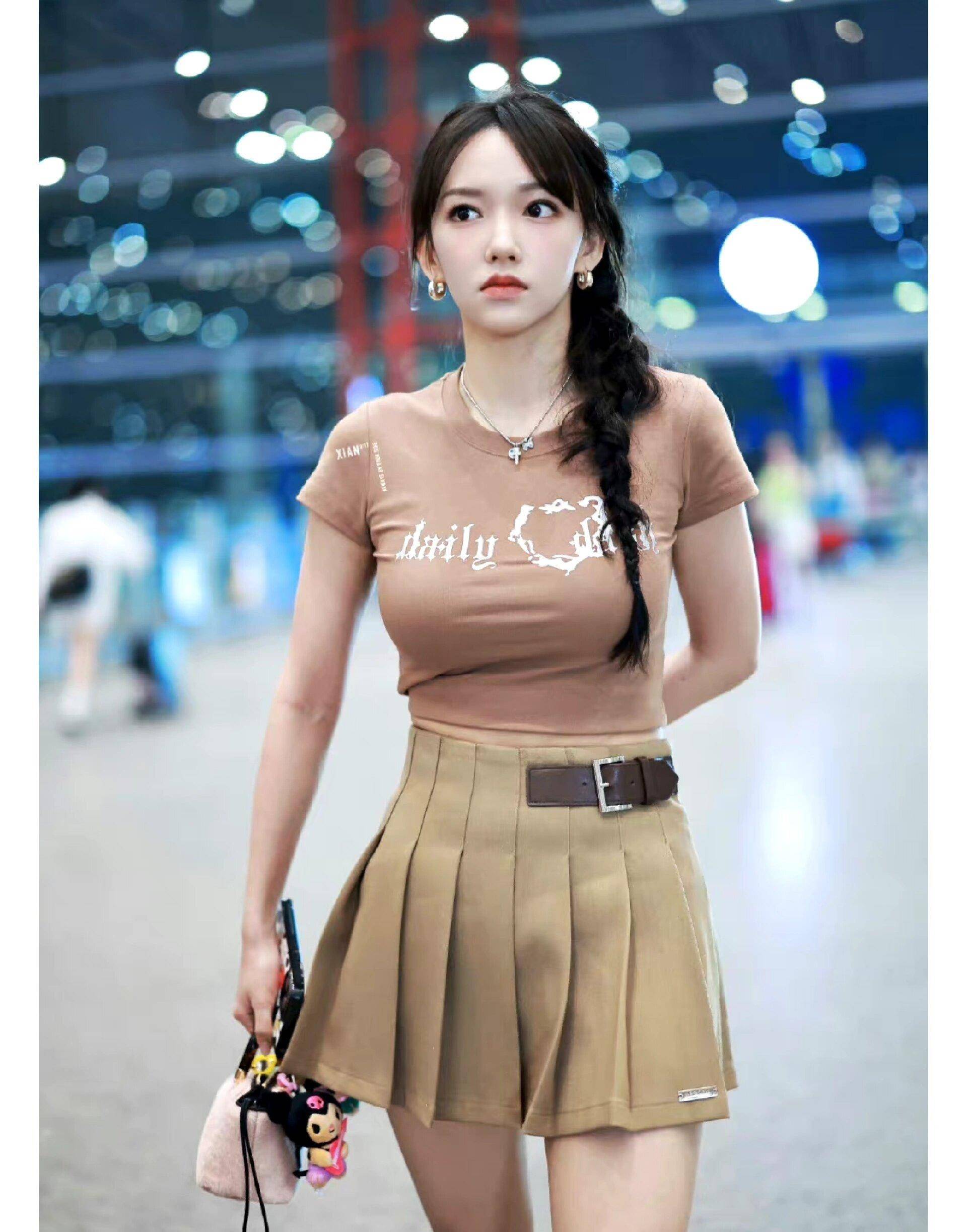 袜子和凉鞋意外地时尚:这个组合穿在程潇身上出乎意料的好.