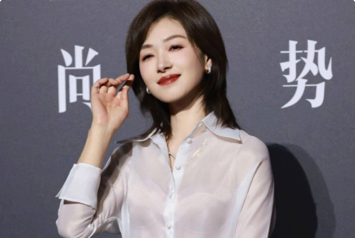 被笑不露齿的万茜惊艳,从不穿暴露礼服却艳压群芳_裙子_张雨绮_风格