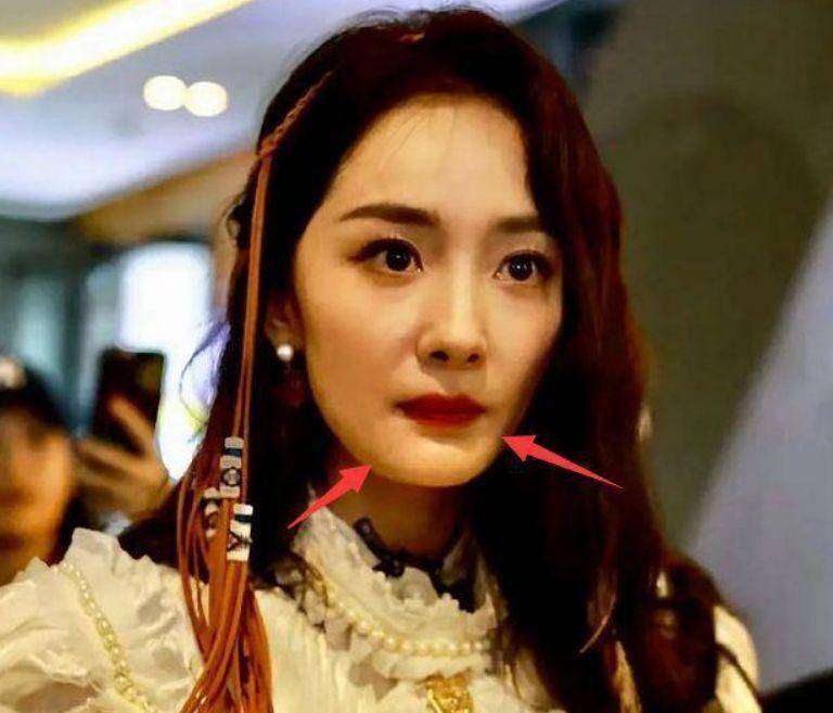 杨幂近照曝光惹争议,合影中加美颜滤镜导致脸部变形,被指像假人_网友