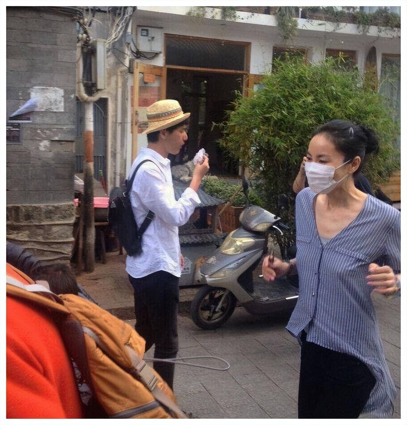 王菲私下真不一样,穿超短裤追赶潮流,但臀部都遮不全,太不优雅_穿着