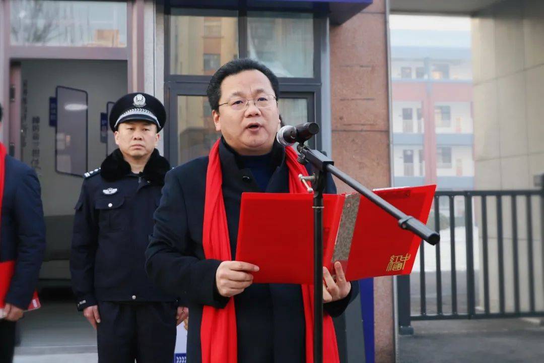 出席揭牌仪式的领导有,濮阳市公安局示范区分局党委书记,局长陈静