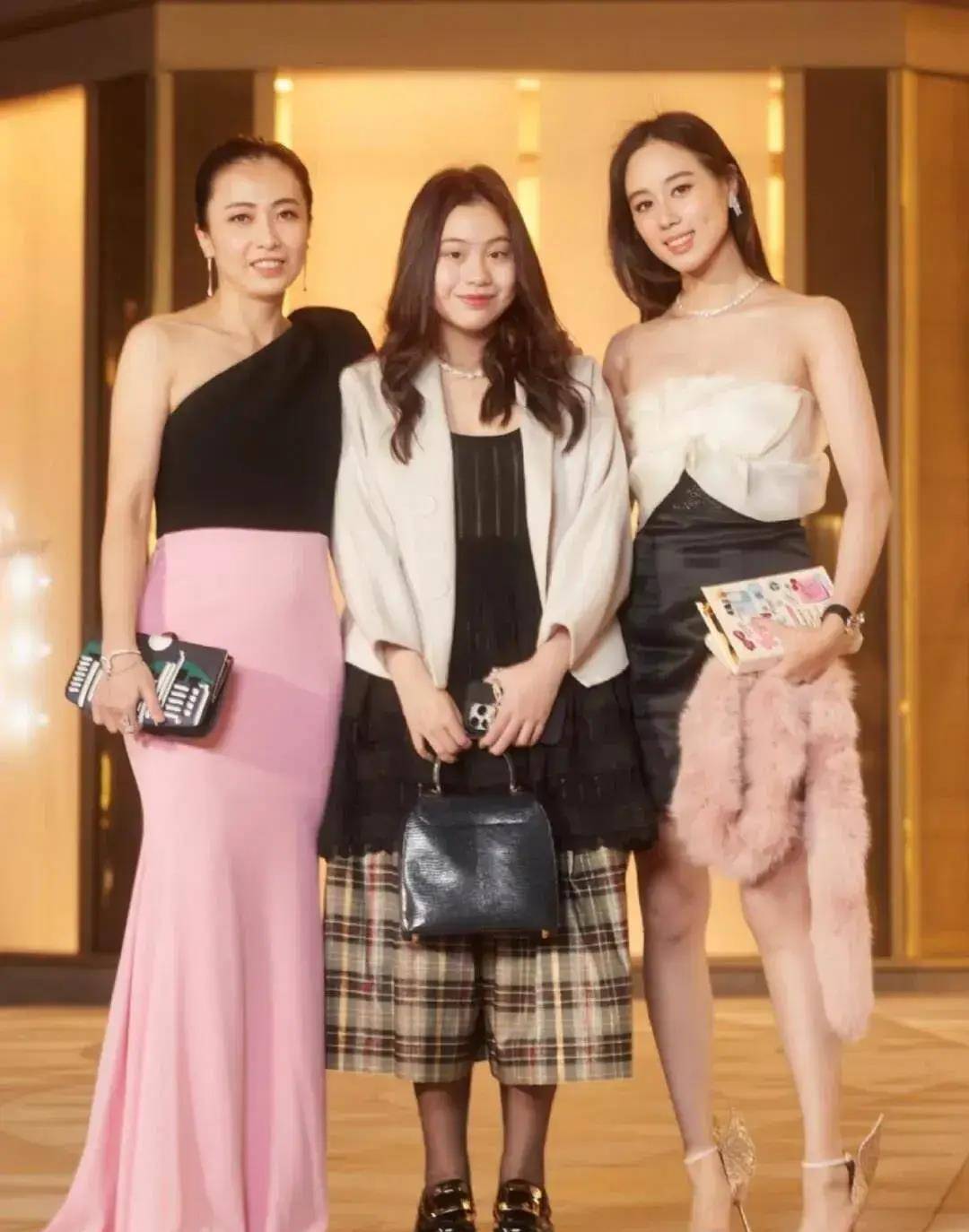 以前奚梦瑶带着何超欣出席活动,为她介绍娱乐圈人脉,给她露脸机会