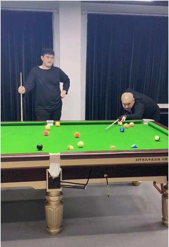台球,23岁赵一楠满脸束手无措,穿着随意显低调_赵本山_王小利_网友