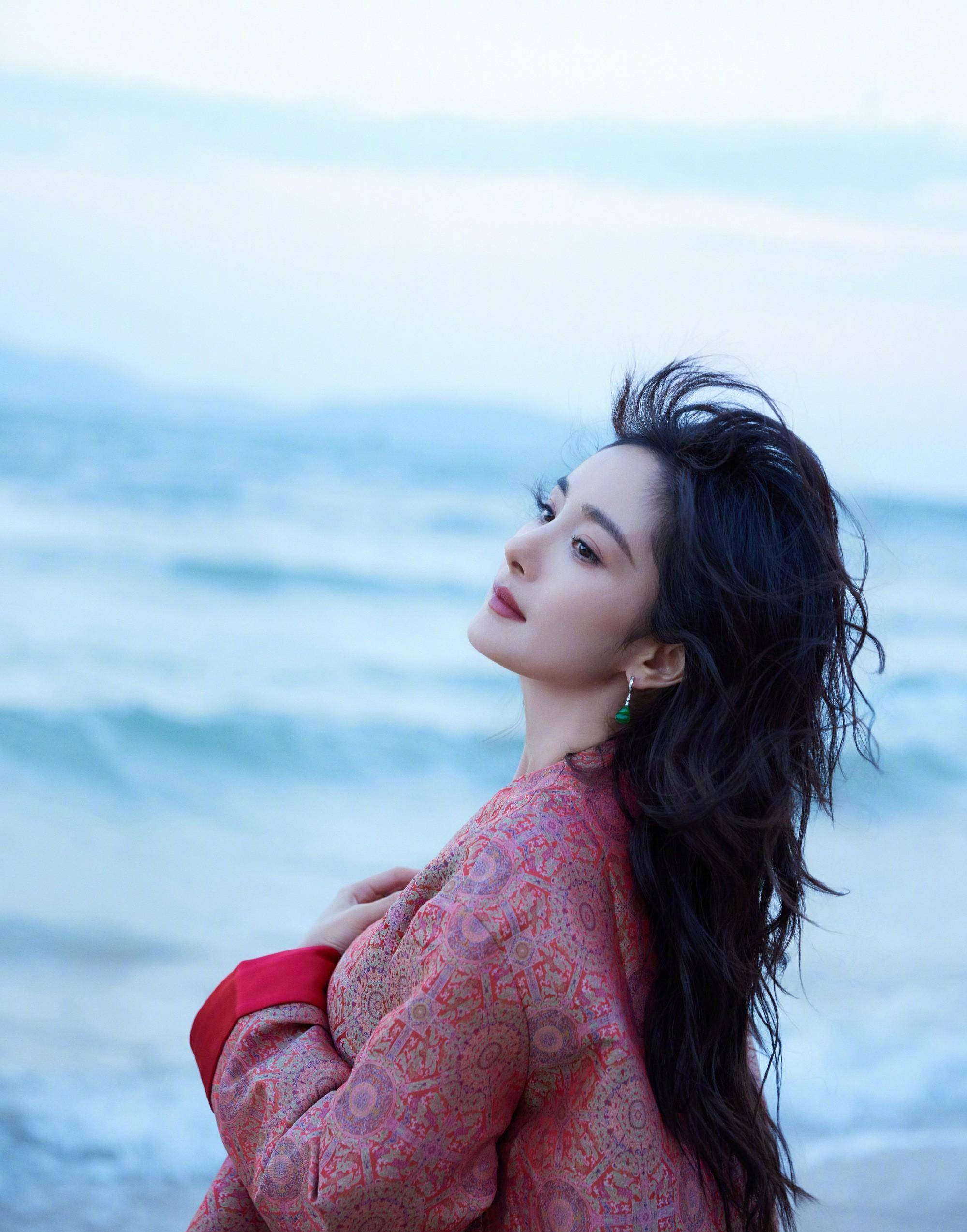 杨幂的浪漫海边风格,粉色连衣裙给她如梦如幻的浪漫体验_魅力_阳光