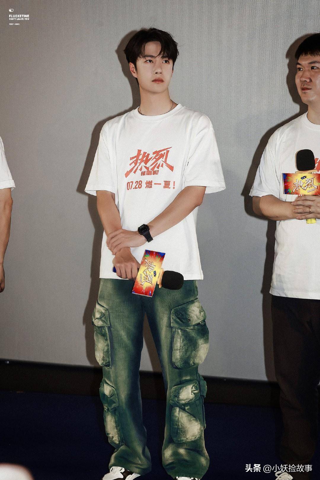 这条裤子对王一博来说有点争议.它的尺寸至少有点太大了.