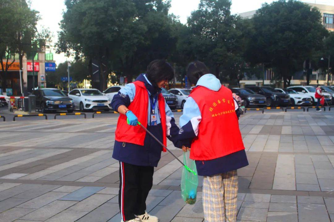 12月8日,我校積極響應上級部門號召,在團委書記呂沐霖帶領下,學生會