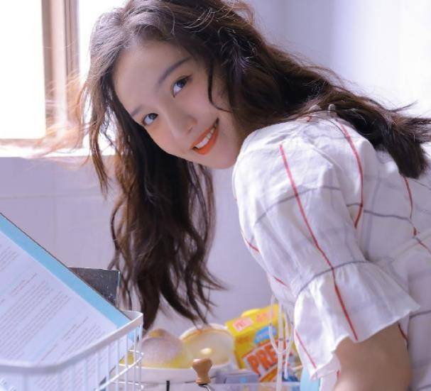 刘露大闹火车站拘留,公司解约两部剧被ai换脸,一个雷人一个自然_芒果