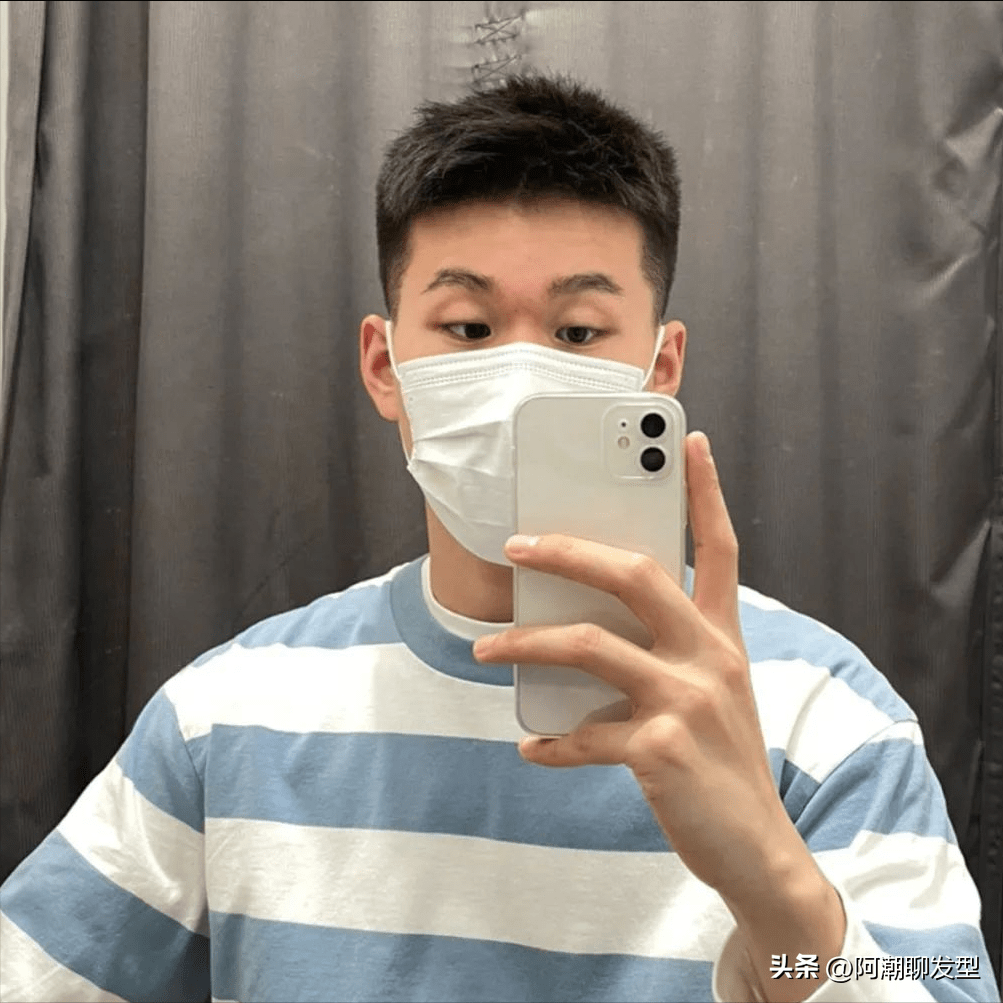 这种发型适合20岁以上的男生,理发后又流行又漂亮,很高兴尝试!