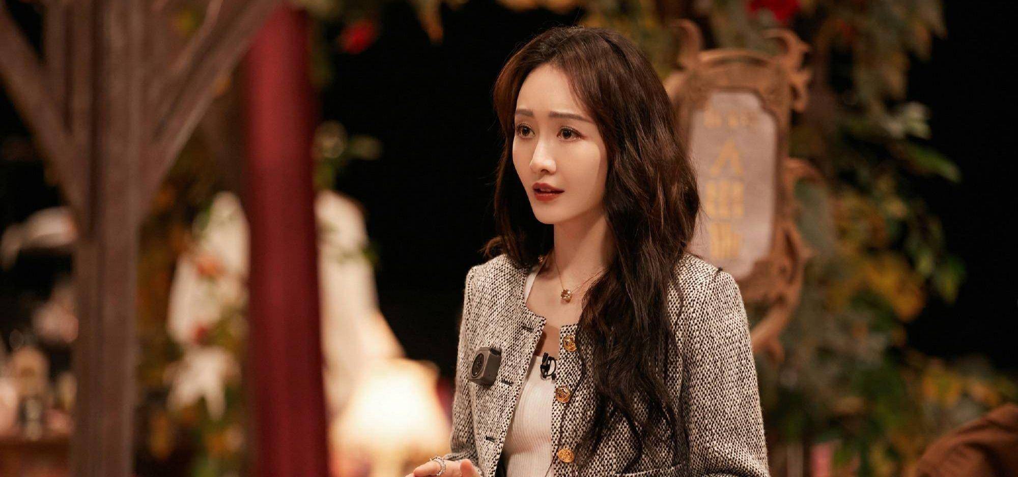 她不仅是绝色美女,而且还非常搞笑,尤其是和撒贝宁互动的时候,总是给