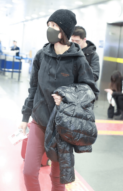 短款羽绒服穿搭短款羽绒服是今年大热的单品之一,袁泉自然也不会错过.