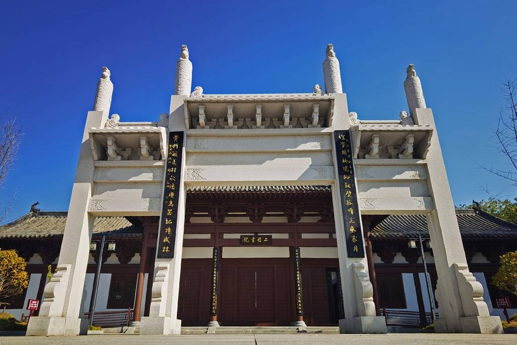 "二程书院"位于黄陂区前川街鲁台村.从木兰草原往南,约半小时即到.