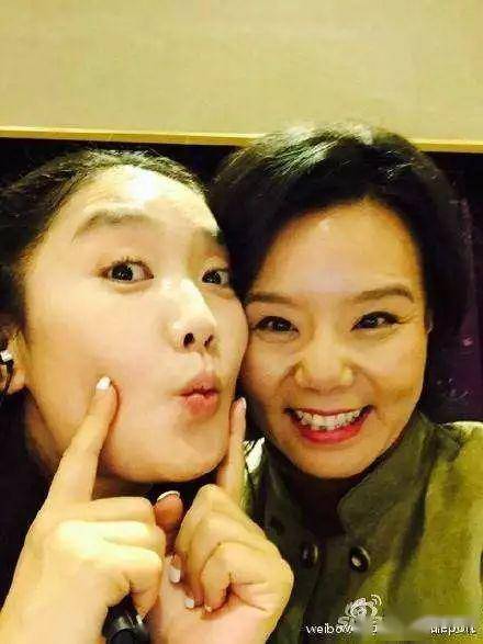 38岁玲花全家近照,老公帅气4岁女儿更是漂亮的小公主._杨魏玲