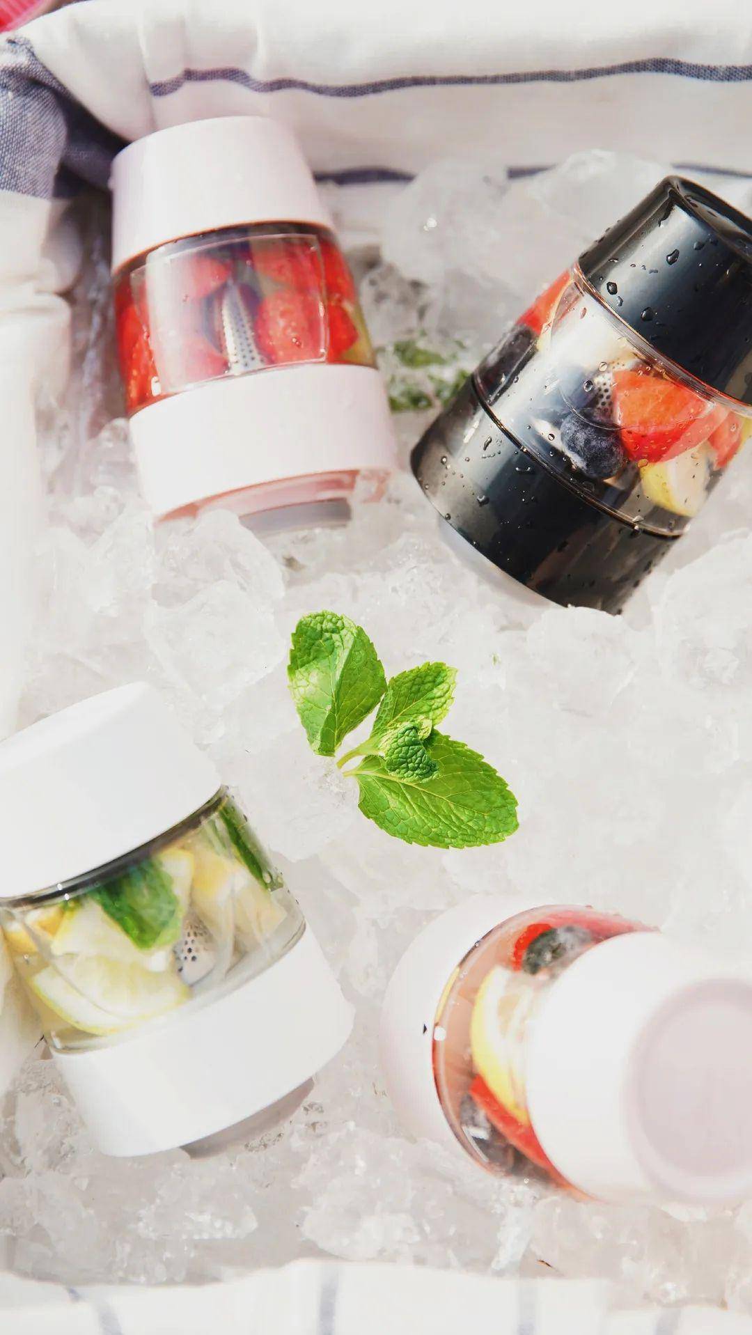 冷泡茶顾名思义就是用冷水冲泡茶饮,类似于咖啡的冰滴,都是低温萃取.