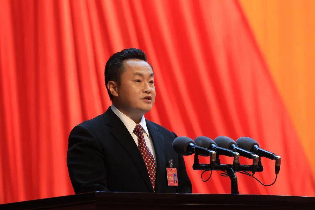 大连市人民政府代市长陈绍旺代表市政府向大会作政府工作报告.