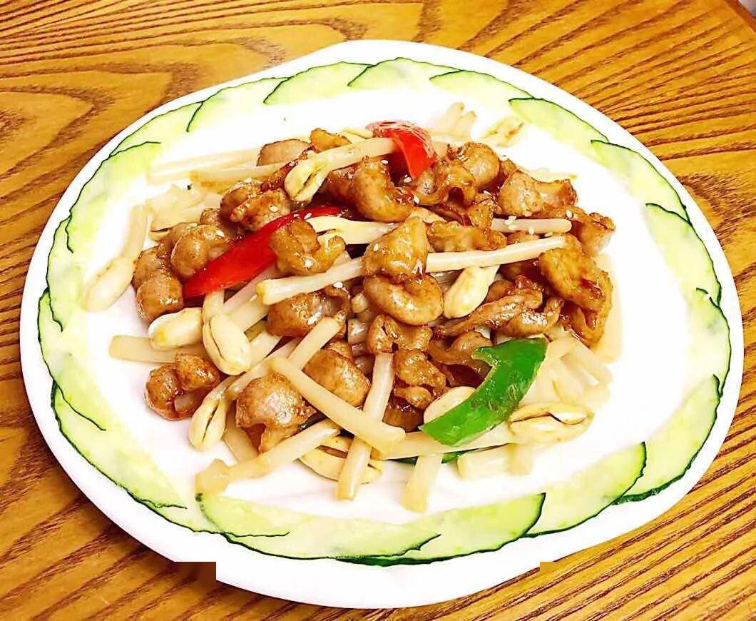 草鱼,牛蛙,鸡)五选一;西兰花炒腊味(花生芽猪颈肉)二选一;手撕包菜;6