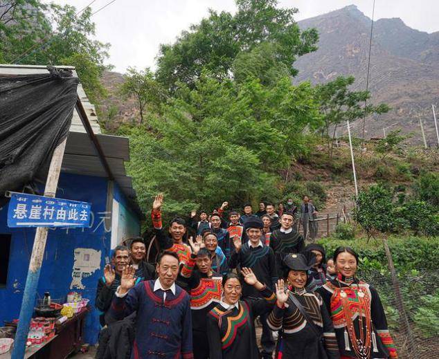 今天,莫色格服和莫色日服一起,搬往县城新家."上车啦,哥!