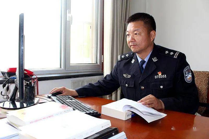 个人,高台县公安局城关派出所副所长兼特巡警大队大队长刘永国被授予"