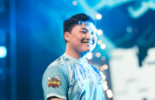 uzi大战戴先生澡子哥开局直接认输对面ad六个头还能玩