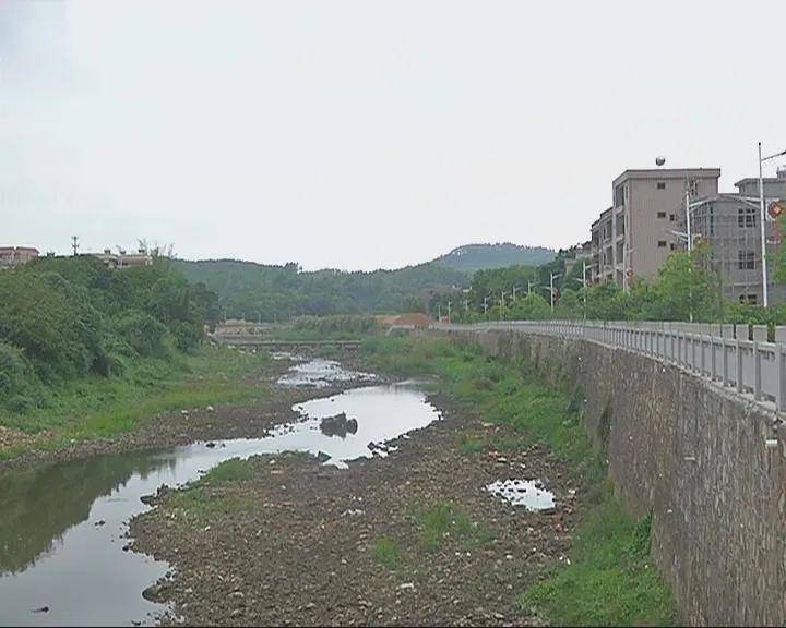 走进普宁市云落镇崩坎村,目光所及之处既清爽又干净,在长度超过一公里