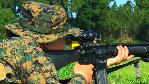趴在地上练射击的海军陆战队女兵