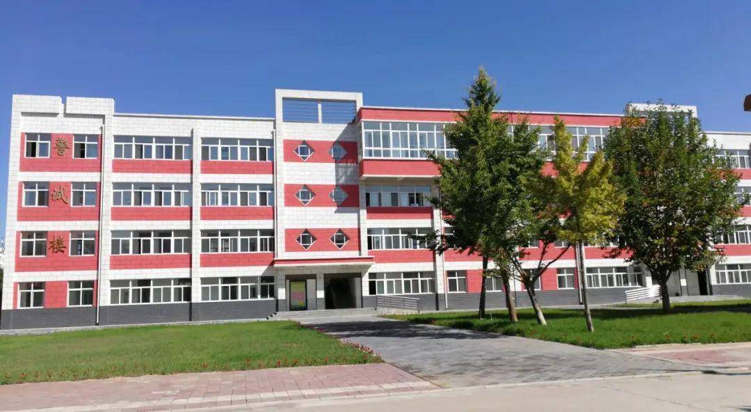 69纸坊中学毗邻东环路,交通便利,校园