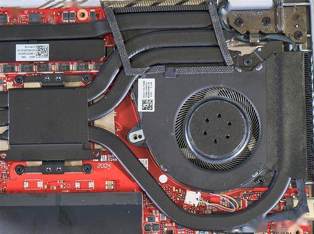 左边这个风扇主要给gpu散热,当然也有2条热管是连接着cpu的.