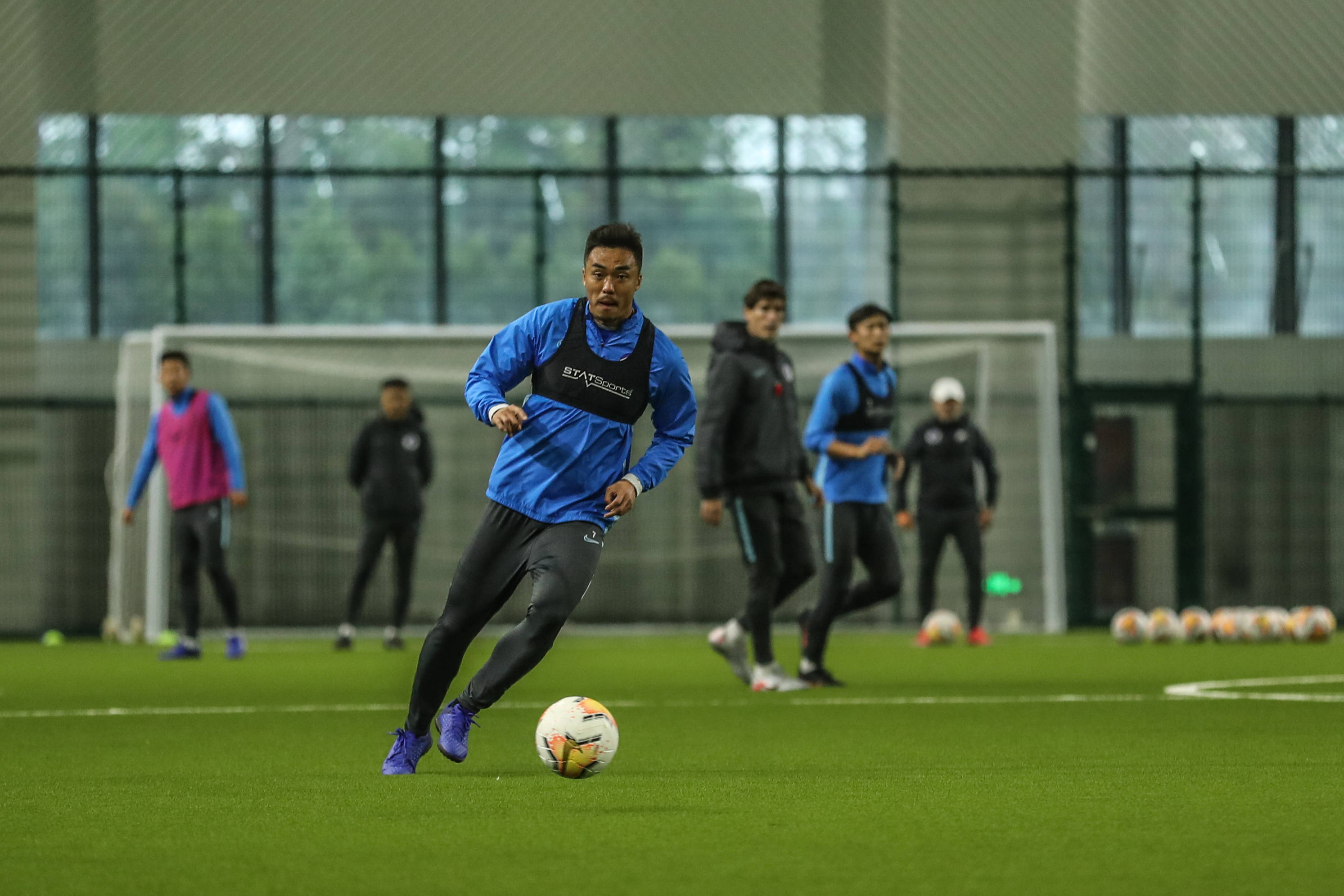 5月18日,大连人队球员赵旭日(前)在训练中.