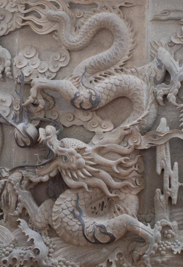 这一组,来自于惠州的一寺庙的九龙壁石雕,造型非常现代,不同意古典的