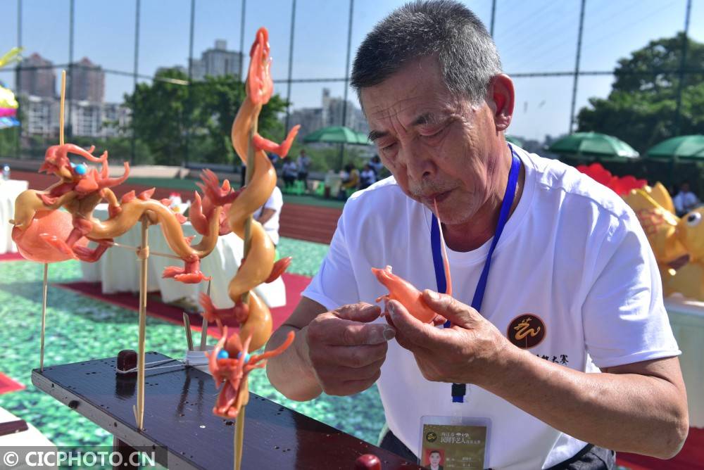 cicphoto/黄正华 摄↑四川省内江市,参赛选手在民间手艺人技能大赛中