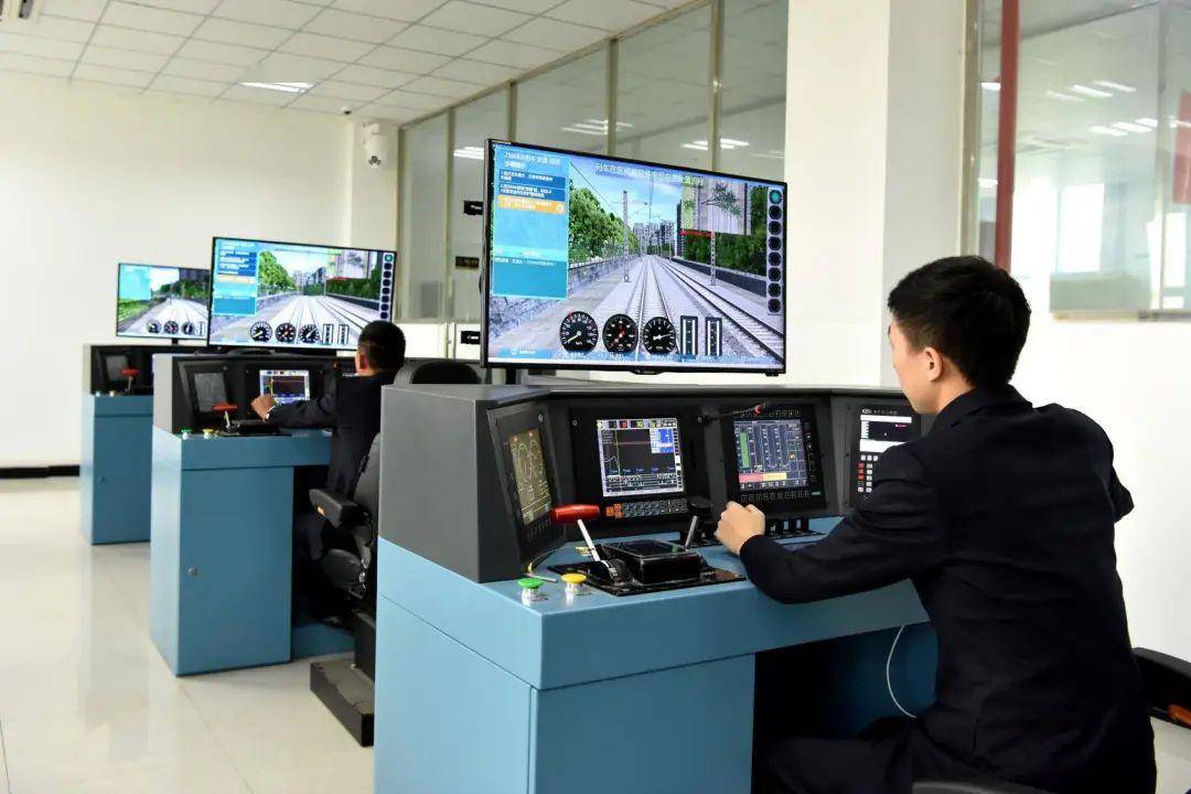 可以通过故障设置实现机车驾驶仿真器操纵台上显示屏,各种仪表,各种