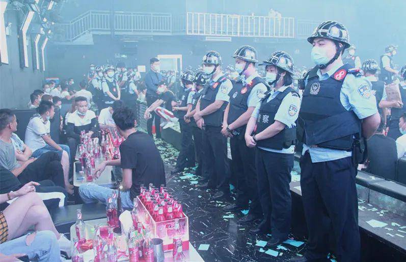 警方突查梧州三龙大道一间酒吧,540人被查!场面震撼.