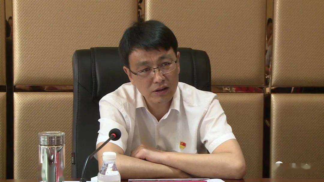 郑磊参加讨论时认为必须坚持以人民为中心全力推动各项民生事业协调