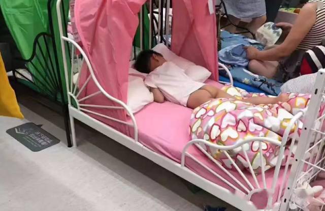 小孩子哭闹着不想穿衣服睡觉?干脆连裤子也不穿了.