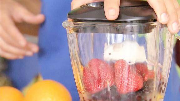 老外将仓鼠扔进榨汁机喝上两口果汁后路人内心是崩溃的