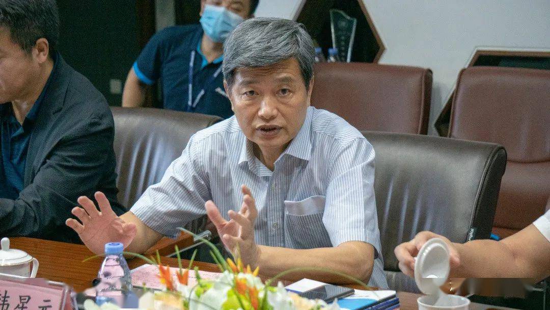 体育局一行赴领先体育开展挂点服务企业及复工复产调研工作_周云翔