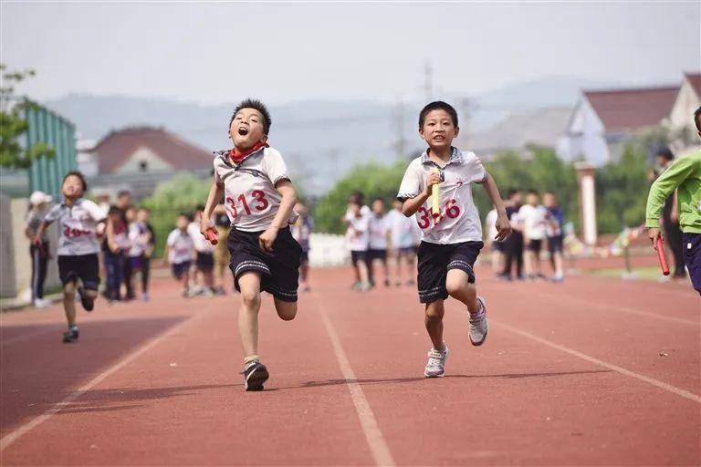 比如,不要在马路边或人多的地方跑步,以免互相碰撞;跑步时