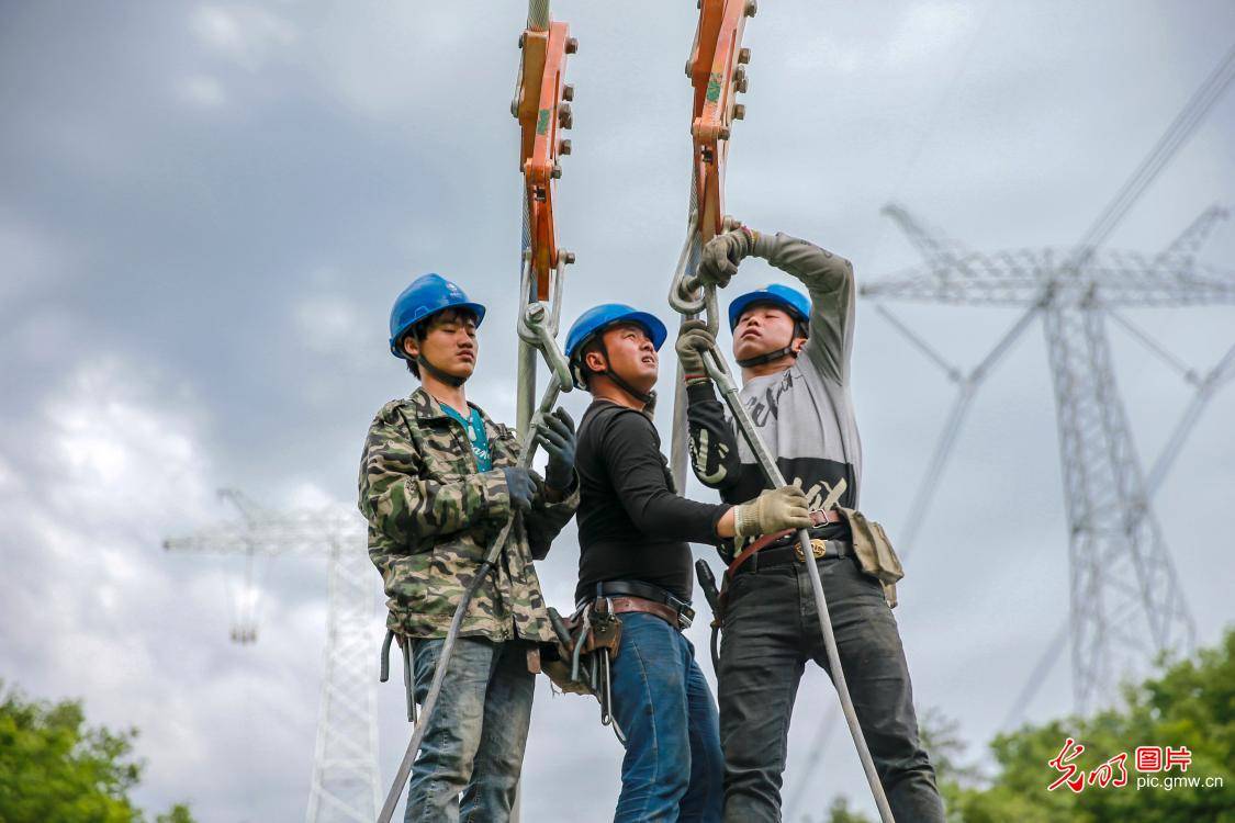 河南省南阳市位于秦岭山脉深处的800千伏青海至河南特高压直流输电