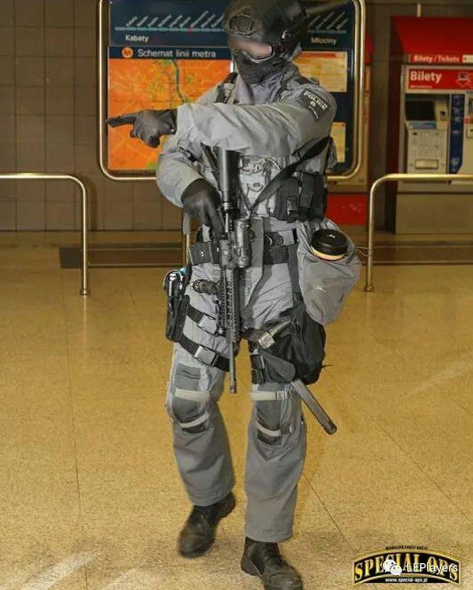 可以看到依旧有sig516在使用 同年7月9日,在波兰举办的北约峰会2016