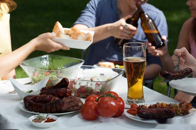 出门在外老婆交代少喝酒多吃菜够不着站起来笑到抽筋