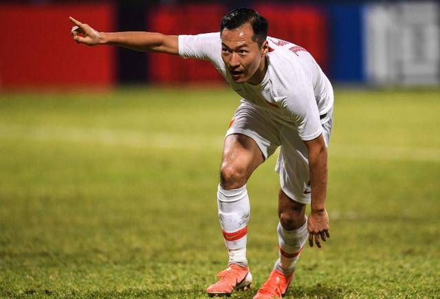 如果蒿俊闵不首发的话,从国家队履历和出场次数来看,吴曦,张琳芃等人